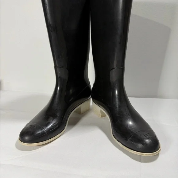 Chanel 40 Rainboots CC Logo Calf Knee High Two Tone Black White PVC Mid Heel - Picture 2 of 8